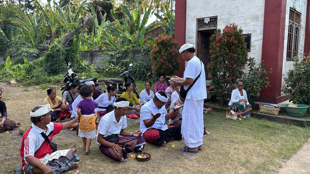 Pelaksanaan Piodalan di Padmasana PAMSIMAS Desa Batuan